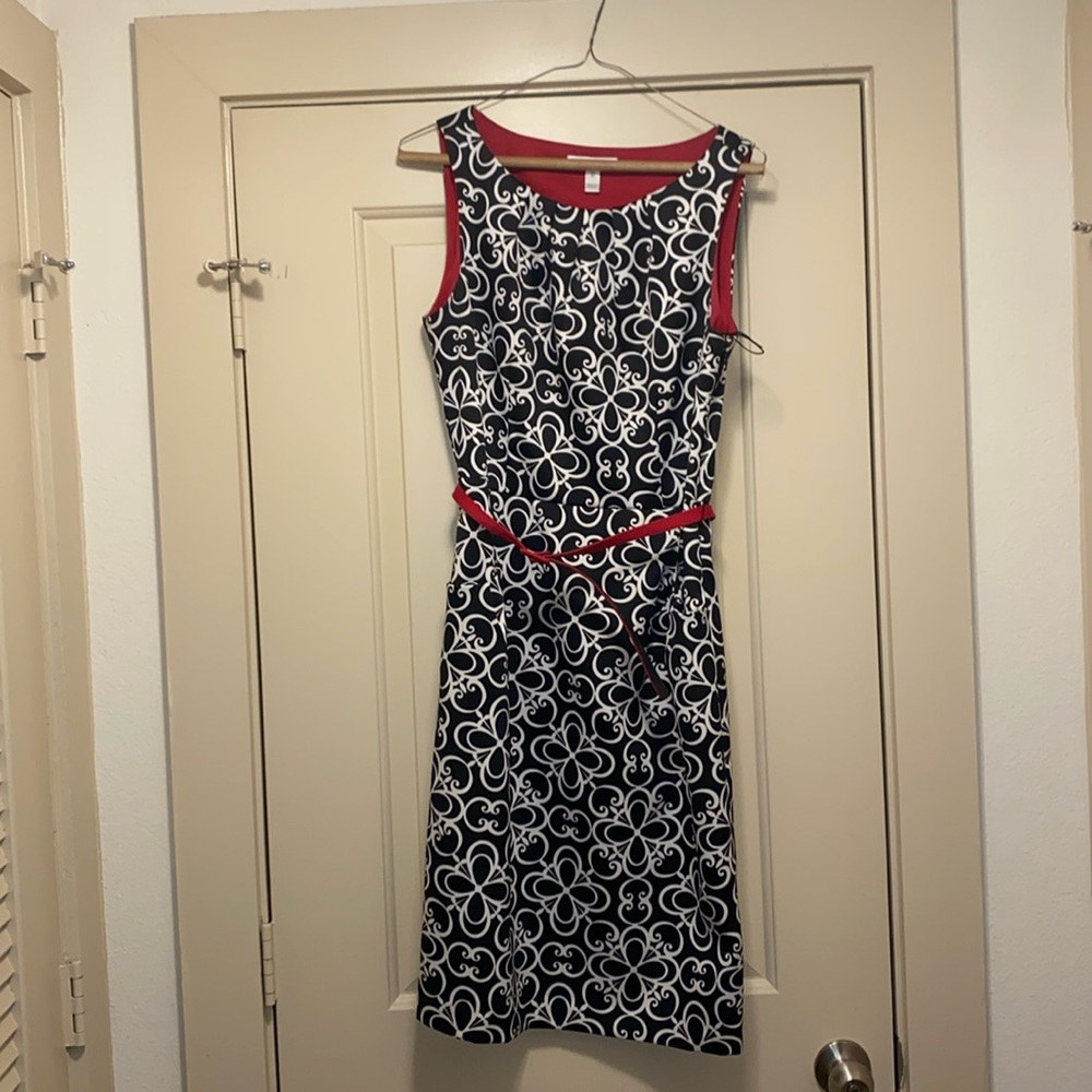 Sexy black and white dress with red belt. Has pockets!